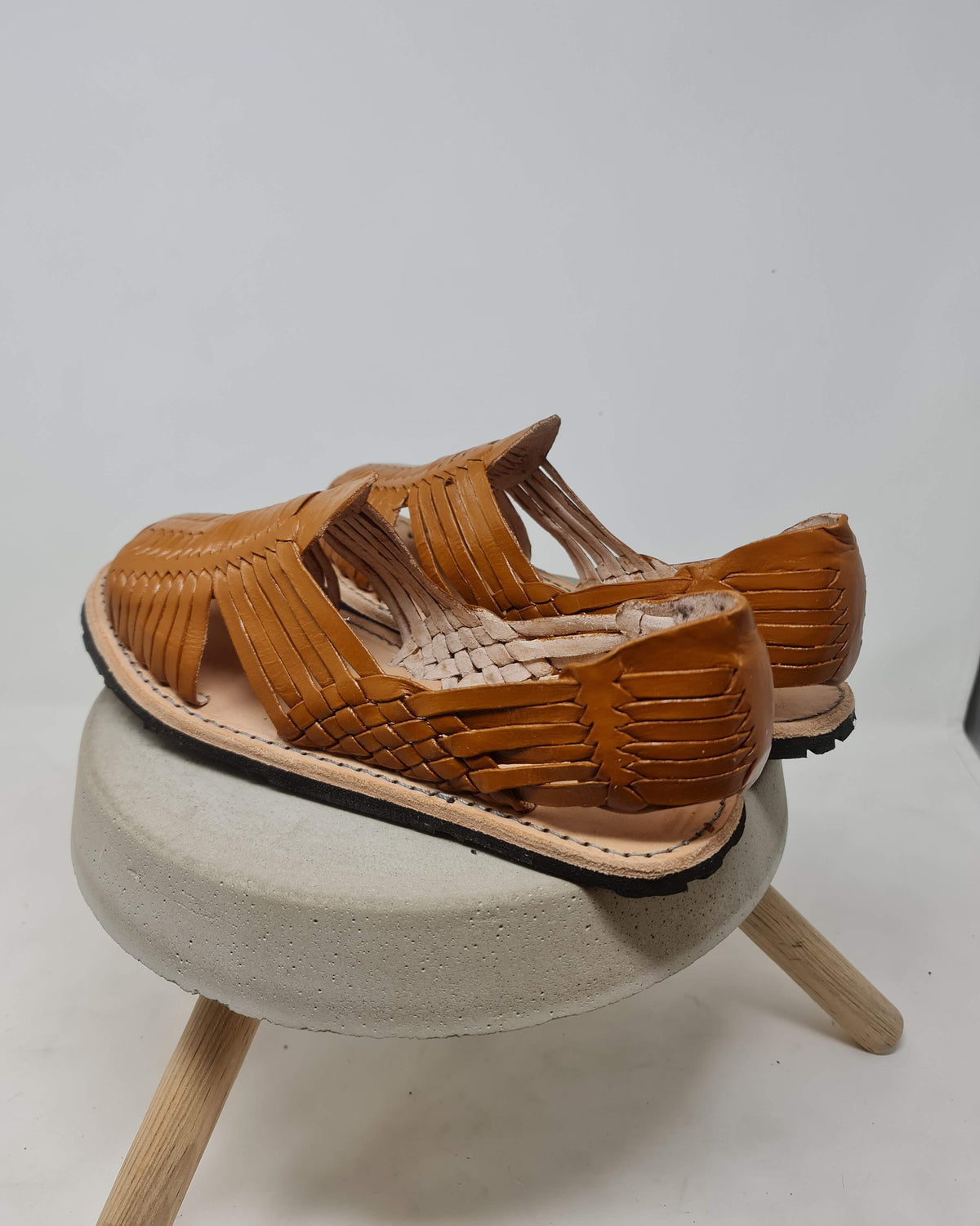 Chevron woven vamp and undyed natural leather back panel of men's leather huarache sandals