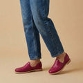 Huaraches rosa mexicano para mujer de piel tejida a mano, cerrados y con suela de cuero, puestos con jeans azules al tobillo; imagen de estilo generada por IA