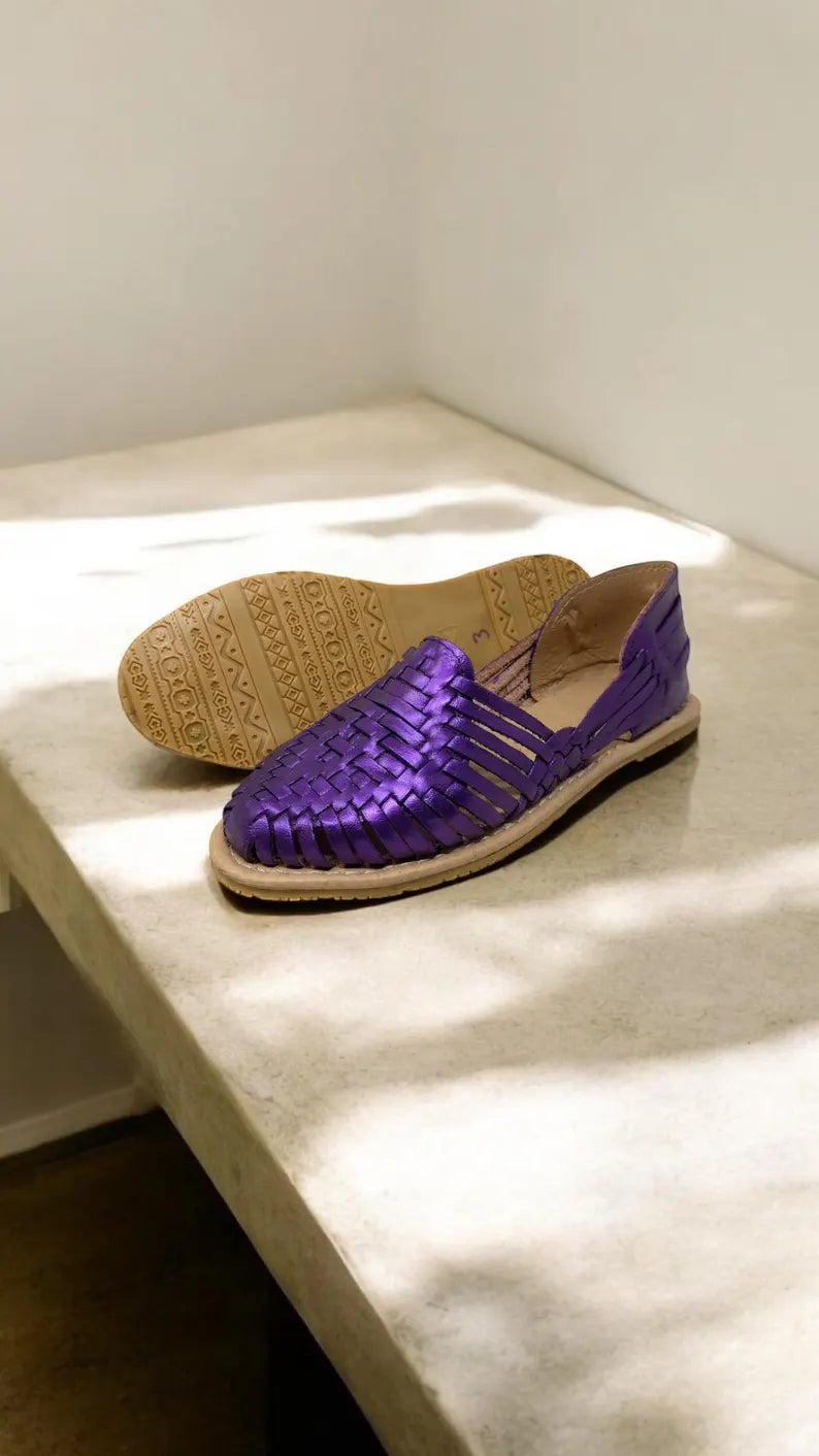 Women's closed-toe metallic huaraches, additional color view
