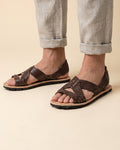 Huaraches de araña cafés para hombre, de vaqueta con suela de hule, puestos con pantalón de lino remangado (imagen generada con IA)