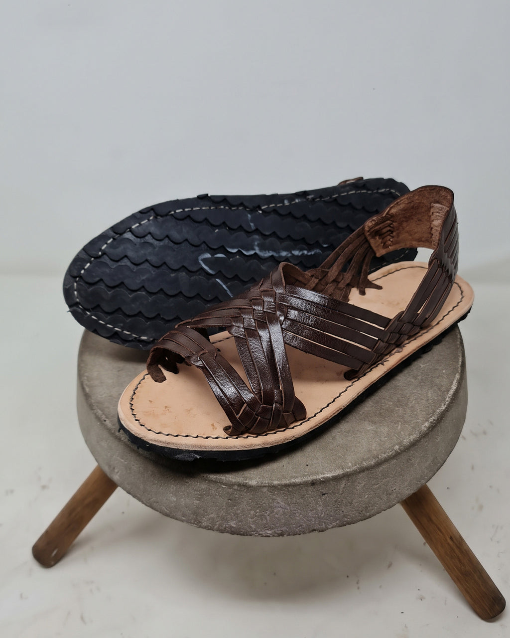 Huaraches de araña cafés para hombre: suela de hule negra cosida con relieve de ondas y vista de la talonera (foto del mismo modelo recoloreada con IA)
