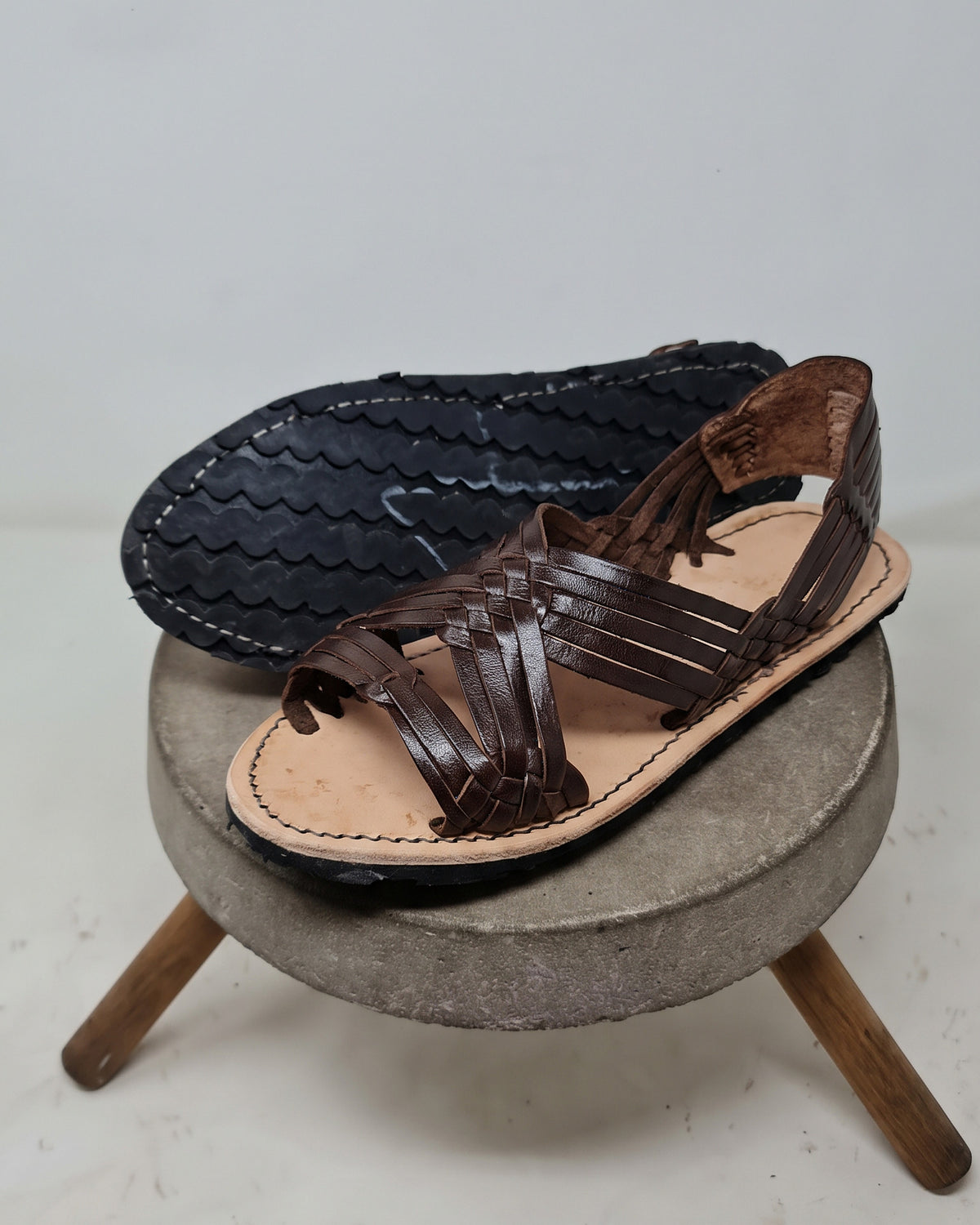 Huaraches de araña cafés para hombre: suela de hule negra cosida con relieve de ondas y vista de la talonera (foto del mismo modelo recoloreada con IA)
