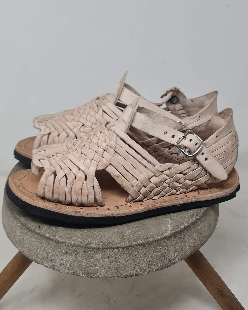 Men's huaraches with strap: side view of the adjustable ankle strap and silver-tone buckle in natural leather