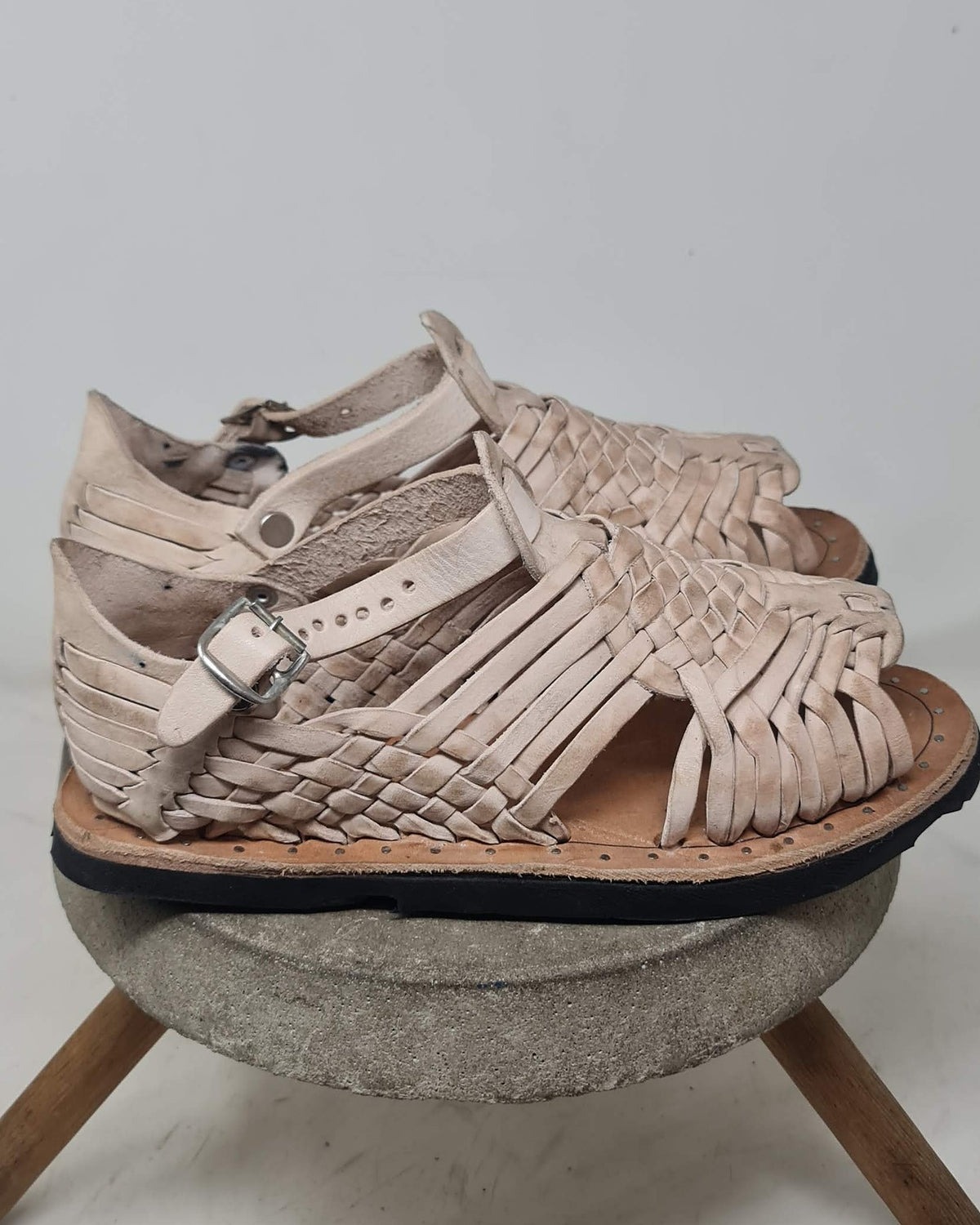 Woven leather huarache sandals men, pachuco weave: side view of the T-shaped center piece and thin handwoven straps